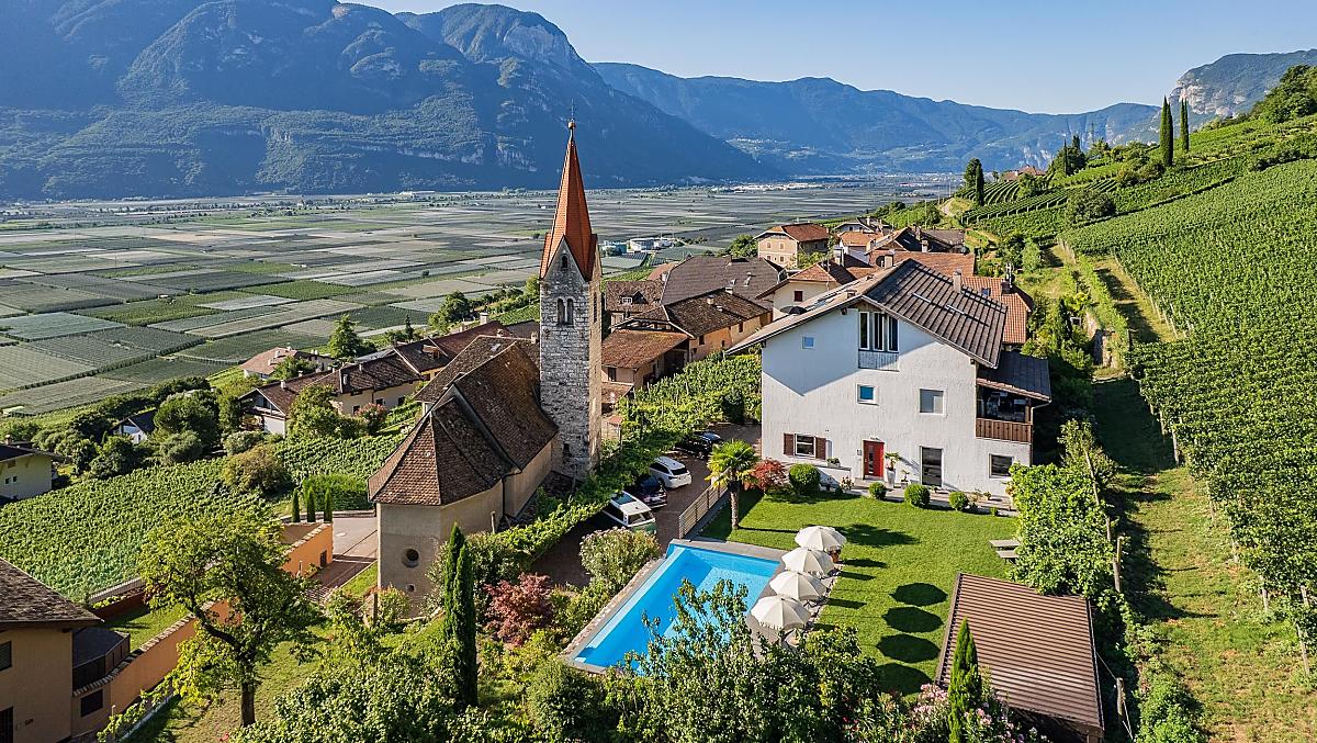 Il maso è immerso tra i vigneti nella frazione di Ronchi, presso Termeno sulla Strada del Vino dell’Alto Adige, a sud del Lago di Caldaro.