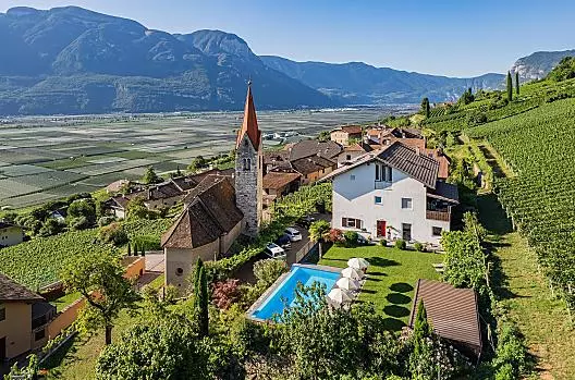 Il maso è immerso tra i vigneti nella frazione di Ronchi, presso Termeno sulla Strada del Vino dell’Alto Adige, a sud del Lago di Caldaro.