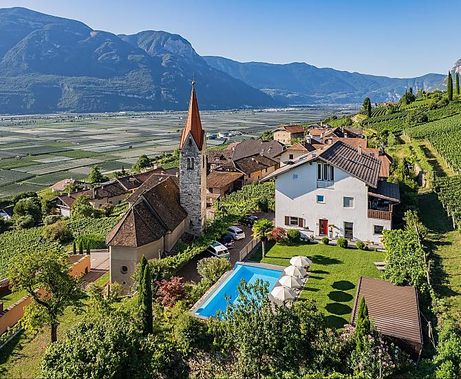 Il maso è immerso tra i vigneti nella frazione di Ronchi, presso Termeno sulla Strada del Vino dell’Alto Adige, a sud del Lago di Caldaro.