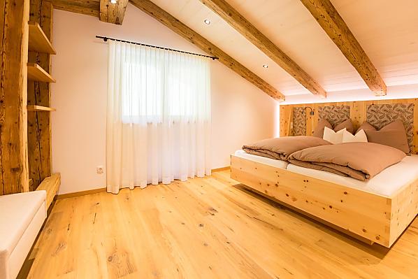 Geräumiges Schlafzimmer aus Zirbenholz