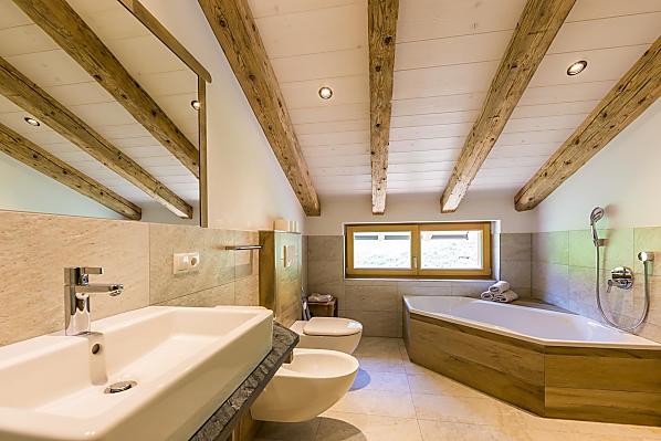 Großes Bad mit Badewanne und Dusche