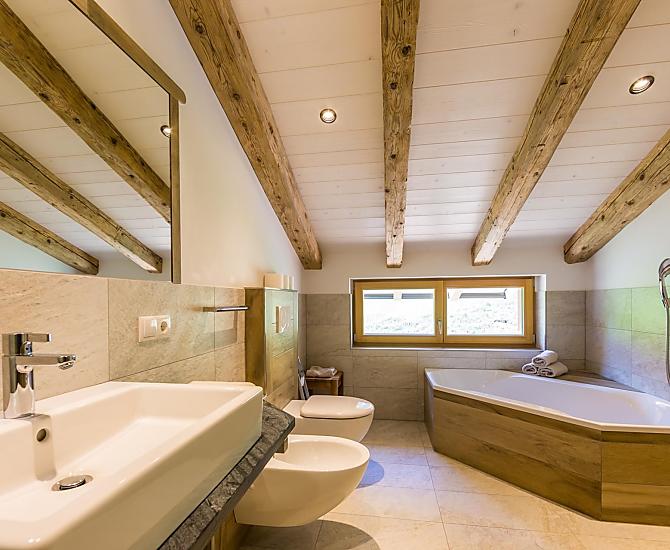 Großes Bad mit Badewanne und Dusche
