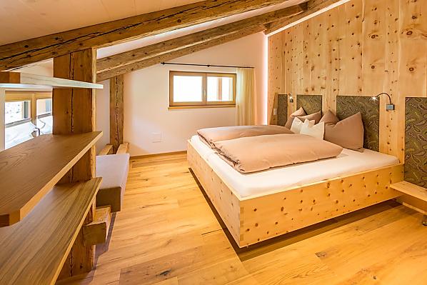 Geräumiges Schlafzimmer aus Zirbenholz