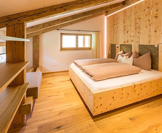 Geräumiges Schlafzimmer aus Zirbenholz