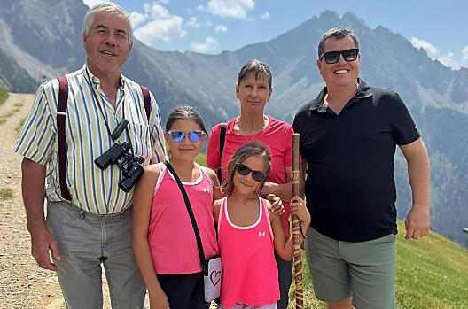 La famiglia Mair: il contadino Gregor con la contadina Maria, il figlio Hannes con le nipotine Julia e Sophia.