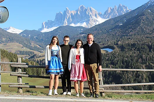 La vostra famiglia Pramstrahler: Karin con Martin, Julia e Alex