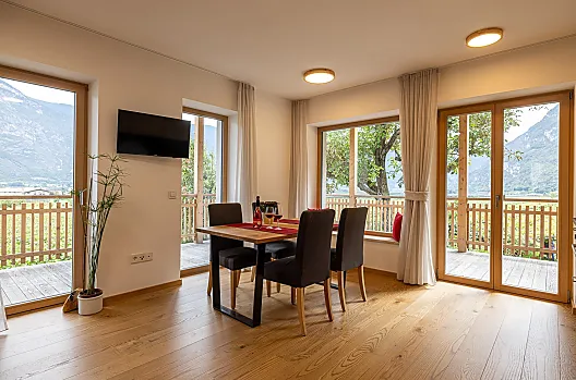 Cucina abitabile e terrazza in legno con vista sui vigneti