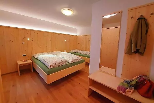 Schlafzimmer in Fichte mit Holzboden
