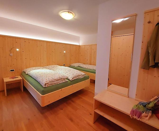 Schlafzimmer in Fichte mit Holzboden
