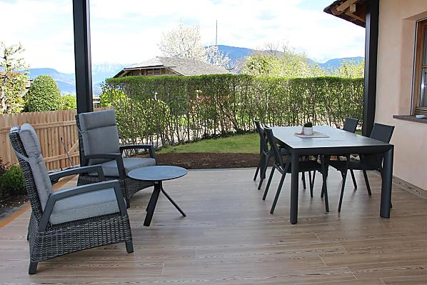 Terrasse mit Sitzgruppe und gemütlicher Sitzlounge unter der Pergola