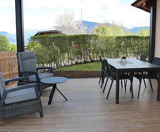 Terrasse mit Sitzgruppe und gemütlicher Sitzlounge unter der Pergola
