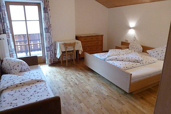 Schlafzimmer mit Zustellbett