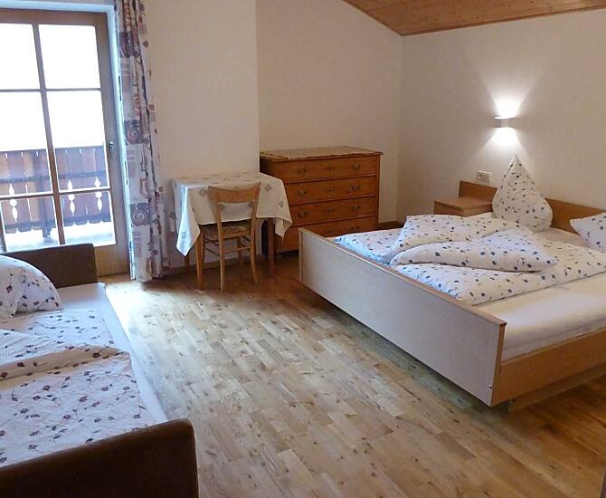 Schlafzimmer mit Zustellbett