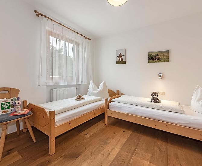 Kinderzimmer mit zwei vollwertigen Betten.
