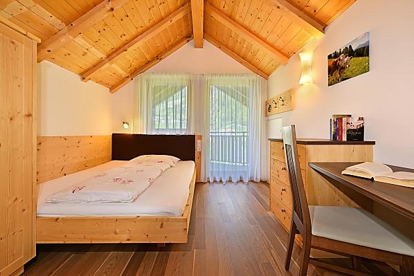Kinderzimmer mit großem Bett.