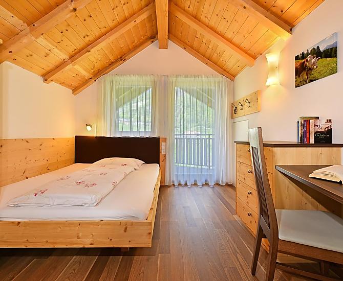 Kinderzimmer mit großem Bett.