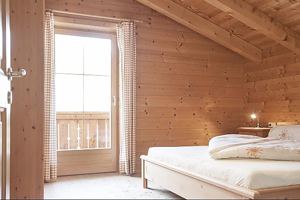  Schlafzimmer mit Doppelbett und Balkon