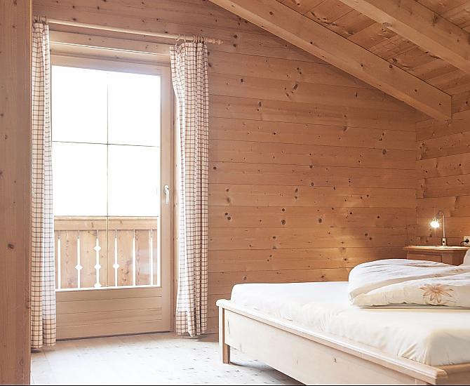  Schlafzimmer mit Doppelbett und Balkon