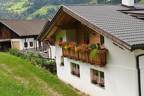 Der grosse Balkon unter dem Dach ist bei jeden Wetter eine Freude. Hören Sie nichts auser Stille und ab und zu das gebimmel der Kühe.