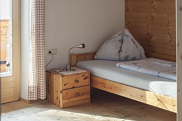 Schlafzimmer mit zwei Einzelbetten und Balkon