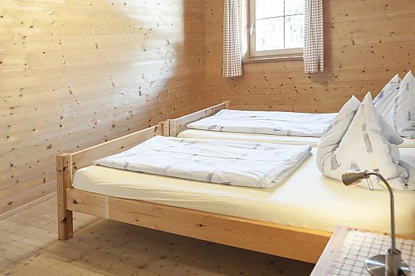 Zimmer mit Doppelbett und Fenster