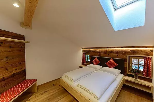 Romantisches Schlafzimmer mit Fernseher