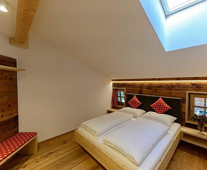 Romantisches Schlafzimmer mit Fernseher