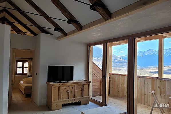 Wohnraum mit Blick auf Balkon und Panorama