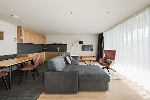 Wohnraum mit rahmenloser Glasfront