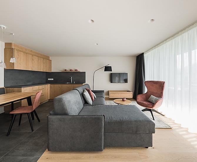 Wohnraum mit rahmenloser Glasfront
