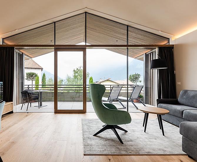 Wohnraum mit rahmenloser Glasfront