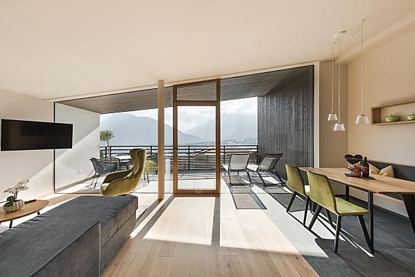Wohnraum mit rahmenloser Glasfront