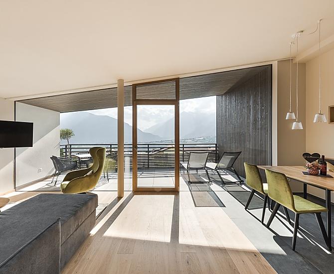 Wohnraum mit rahmenloser Glasfront