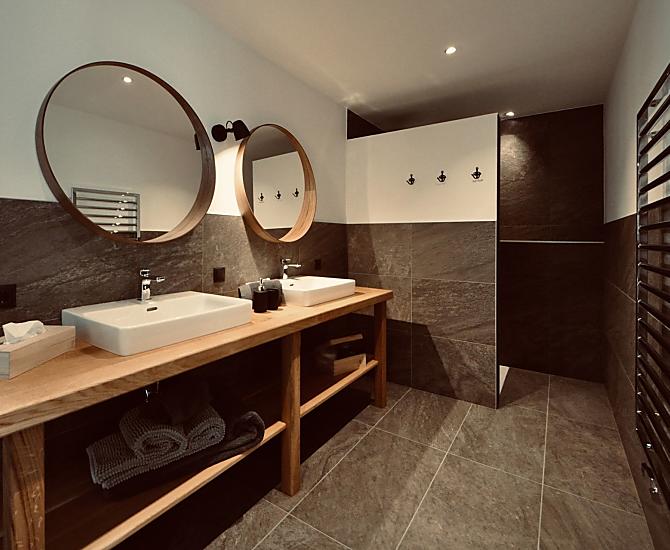 Großzügiges Bad mit Regendusche und Bidet
