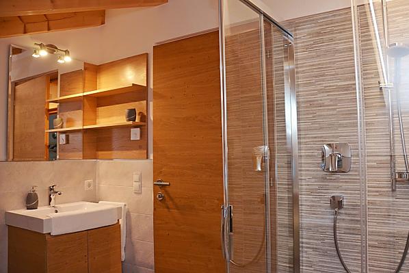 Badezimmer mit Dusche, WC und Bidet.