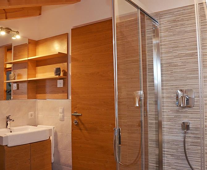 Badezimmer mit Dusche, WC und Bidet.