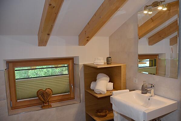 Badezimmer mit Dusche, WC und Bidet