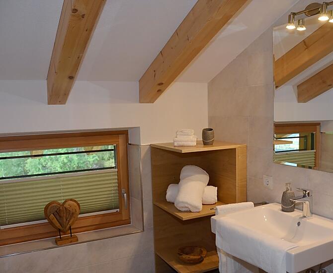 Badezimmer mit Dusche, WC und Bidet