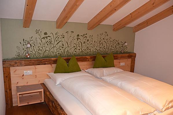 Schlafzimmer mit Zirbenduft.