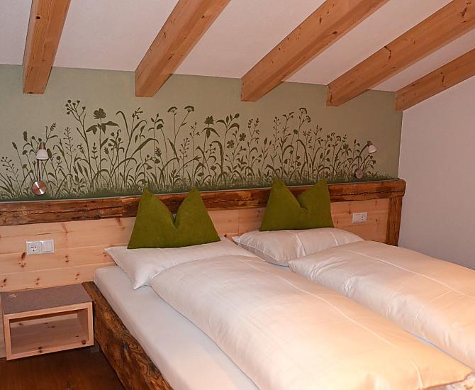 Schlafzimmer mit Zirbenduft.