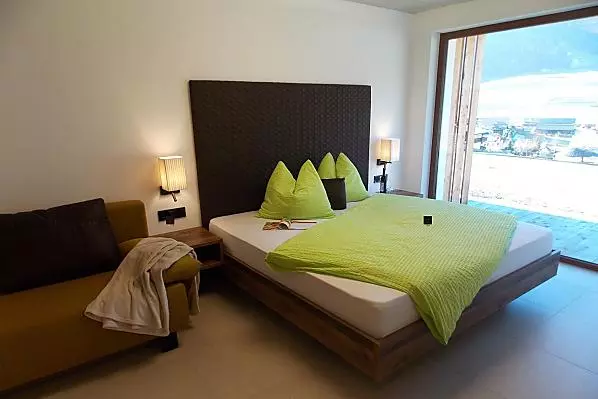 Offener Wohnraum mit ausziehbarem Sofa und Doppelbett