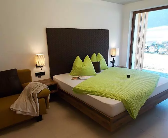 Offener Wohnraum mit ausziehbarem Sofa und Doppelbett