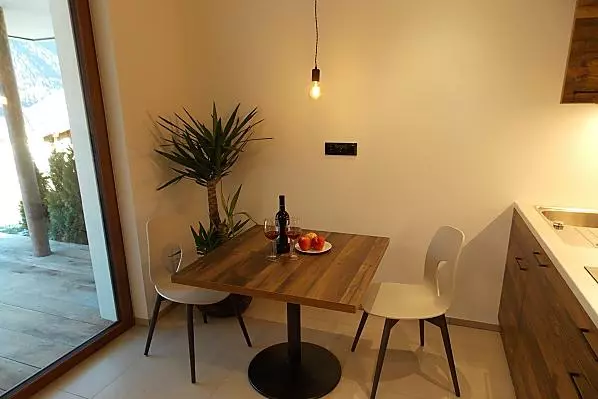 Küche mit Esstisch und direktem Ausgang zur eigenen Terasse.