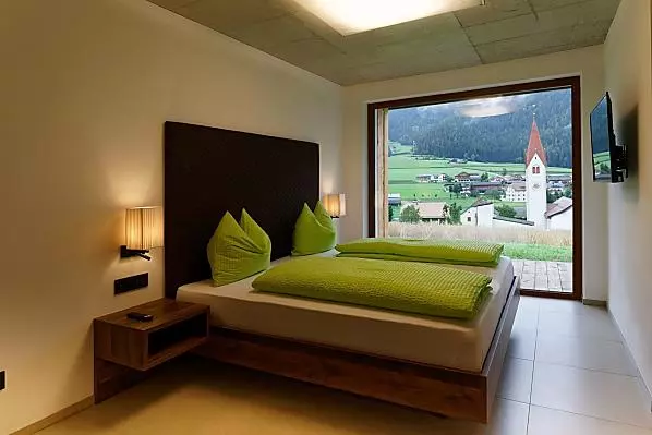 offener Wohnraum mit Doppelbett 