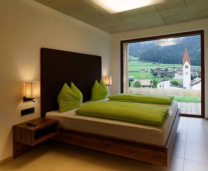 offener Wohnraum mit Doppelbett 
