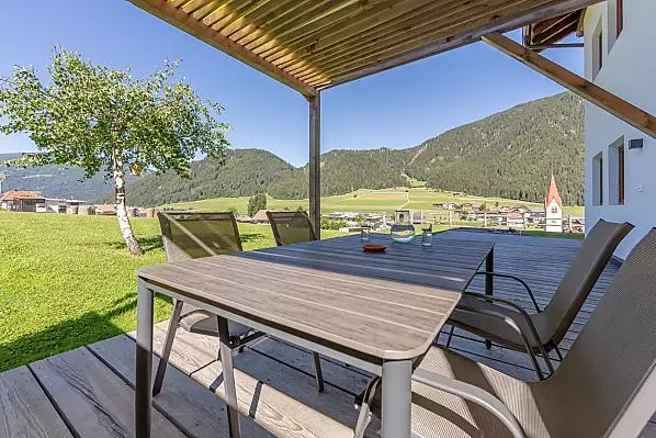 Terrasse mit Liegewiese