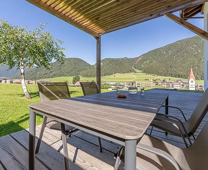 Terrasse mit Liegewiese