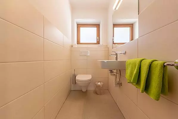 Separates WC mit Waschbecken