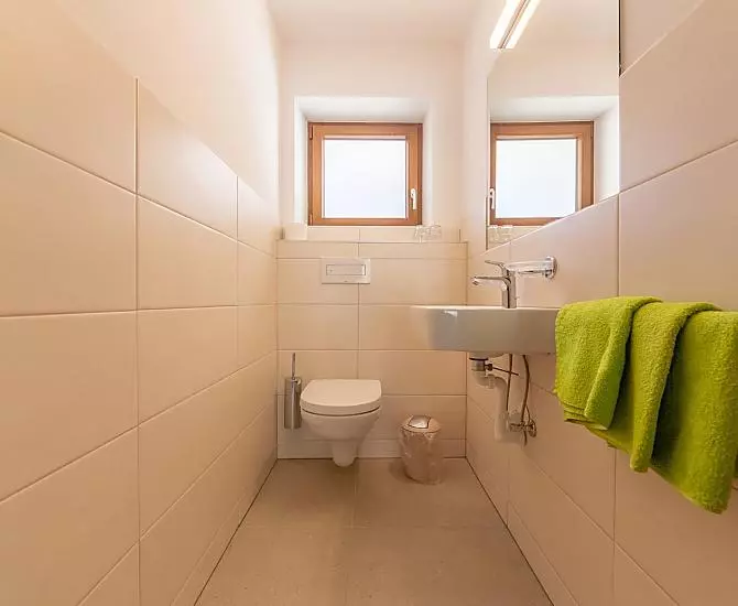 Separates WC mit Waschbecken