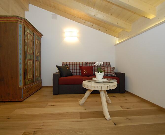 Wohnzimmer mit ausziehbarem Sofa
